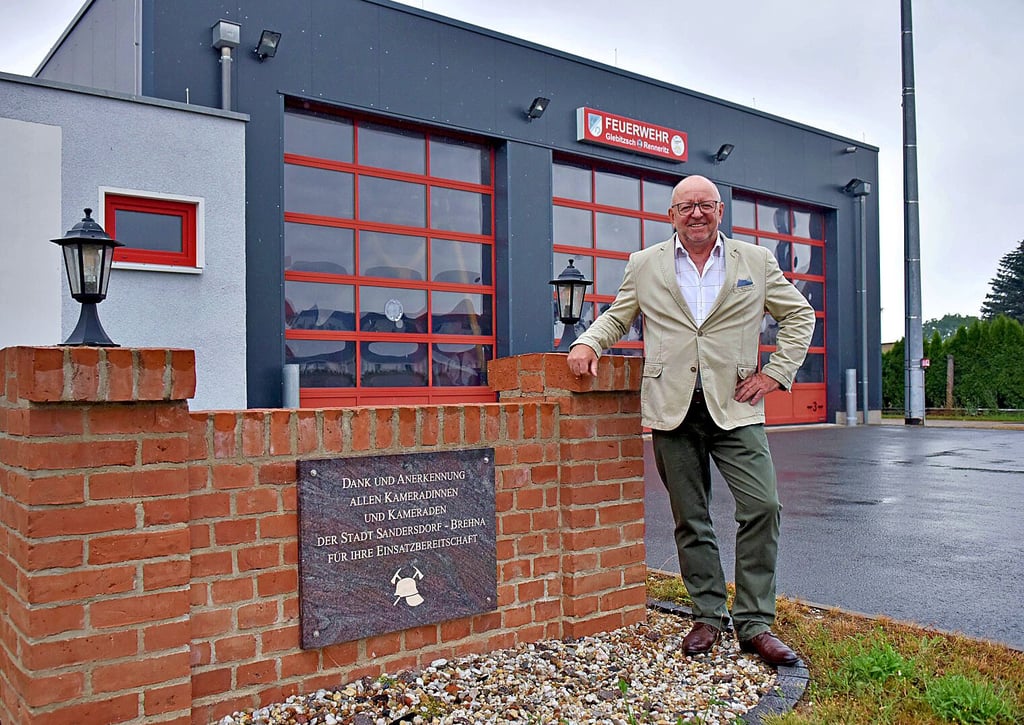 Reinhard Kahsche vor dem Glebitzscher Feuerwehrgerätehaus