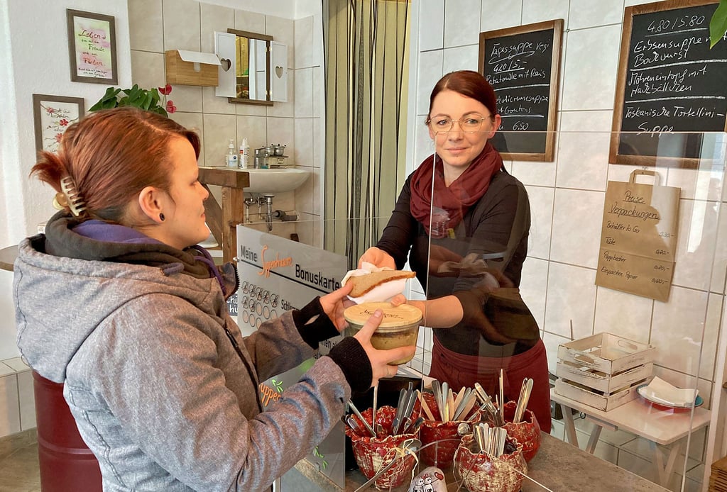 Carolin Gosserau füllt im Suppentraum in der Zeitzer Judenstraße Essen in wiederverwendbare Glasbehälter, die auch im Geschäft erhältlich sind.
