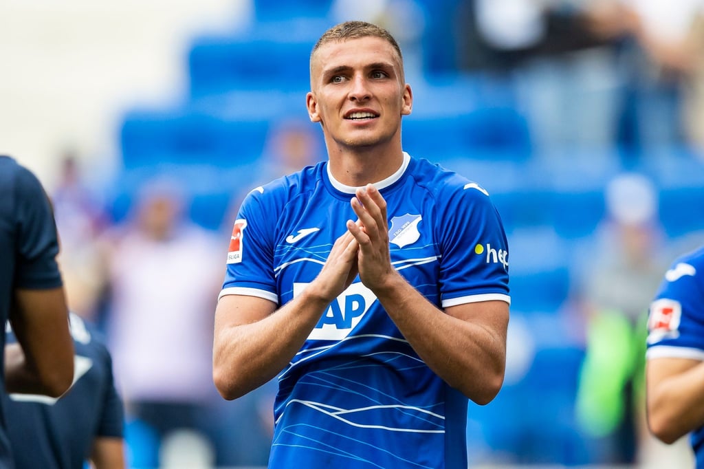 Hoffenheims Grischa Prömel bedankt sich nach dem Spiel bei den Fans.