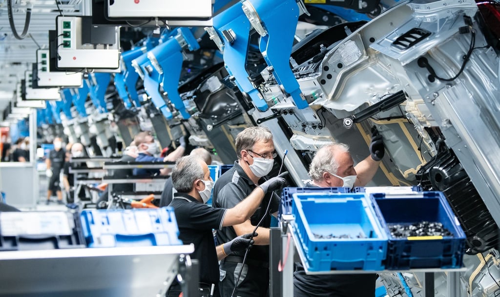 Mitarbeiter von Mercedes-Benz arbeiten im Werk „Factory 56“ an einer S-Klasse. Der Autobauer zahlt den Beschäftigten in Deutschland Prämien von bis zu 7300 Euro.