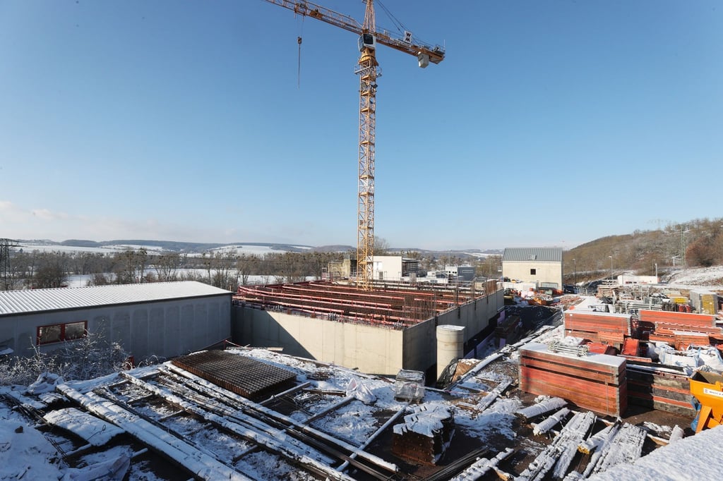 Ein Kran steht auf der Baustelle der Landesfeuerwehrschule.