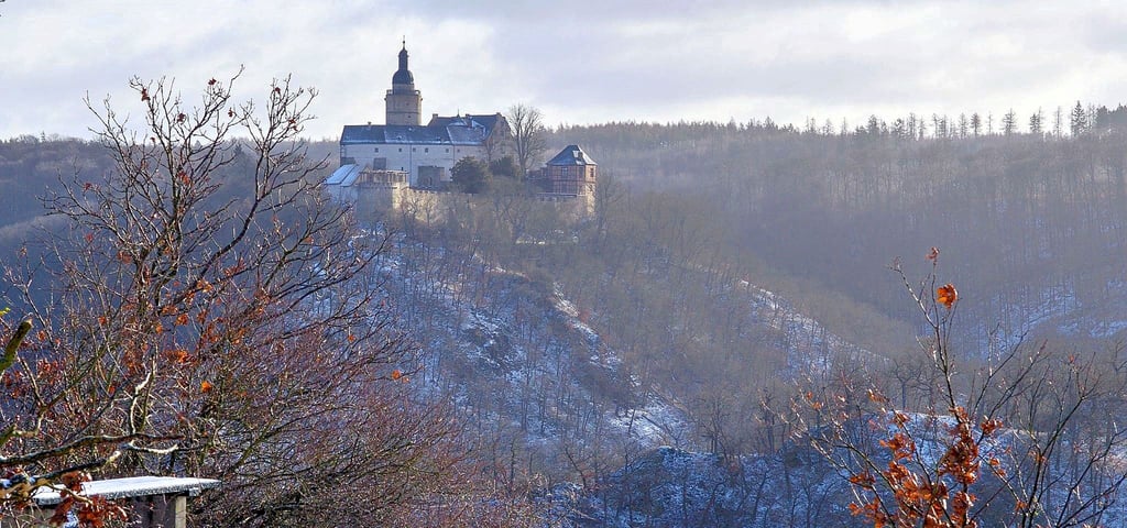 Die Burg Falkenstein ist Namensgeber für die Stadt, die 2022 ihr 20-jähriges Bestehen feierte und sich auch in schweren Zeiten krisenfest zeigt: Es wird gebaut, die Ortsteile bekommen Geld zur eigenen Verfügung.