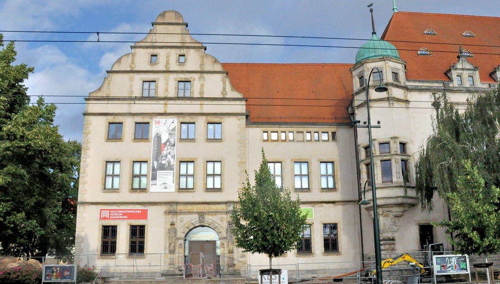 Das Kulturhistorische Museum Magdeburg hat seinen Sitz in der Otto-von-Guericke-Straße 68 bis 73.