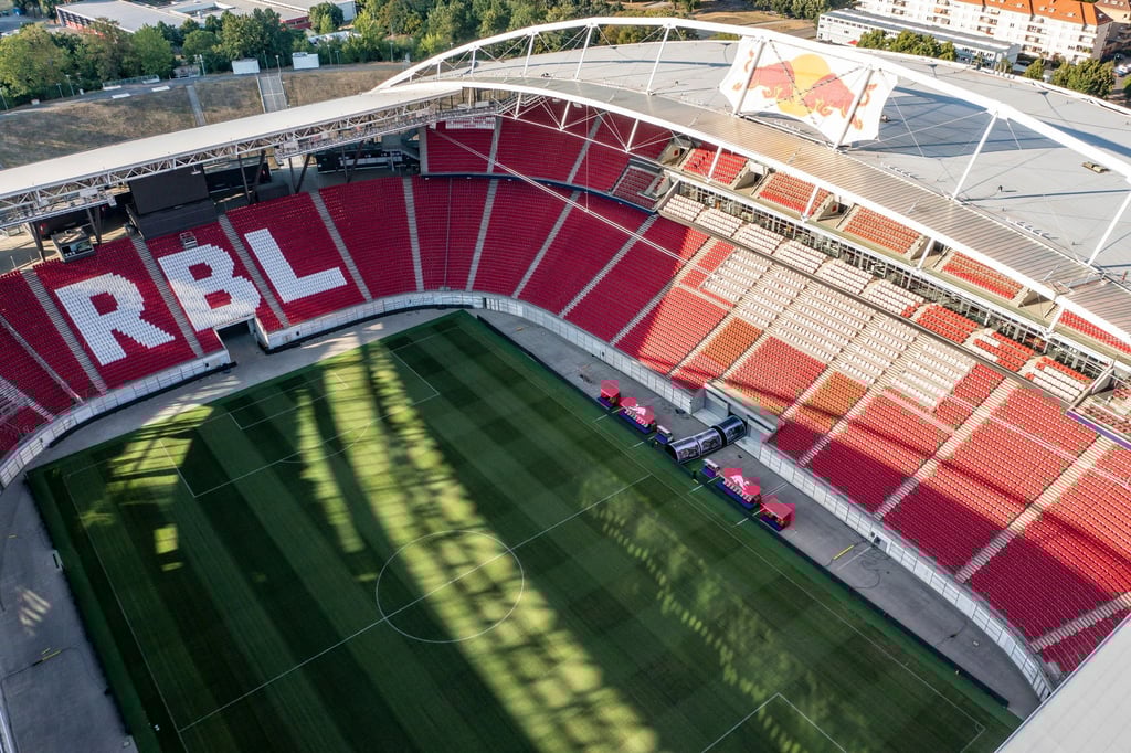 Blick auf die nun komplett mit roten Sitzen ausgestattete Red Bull Arena.