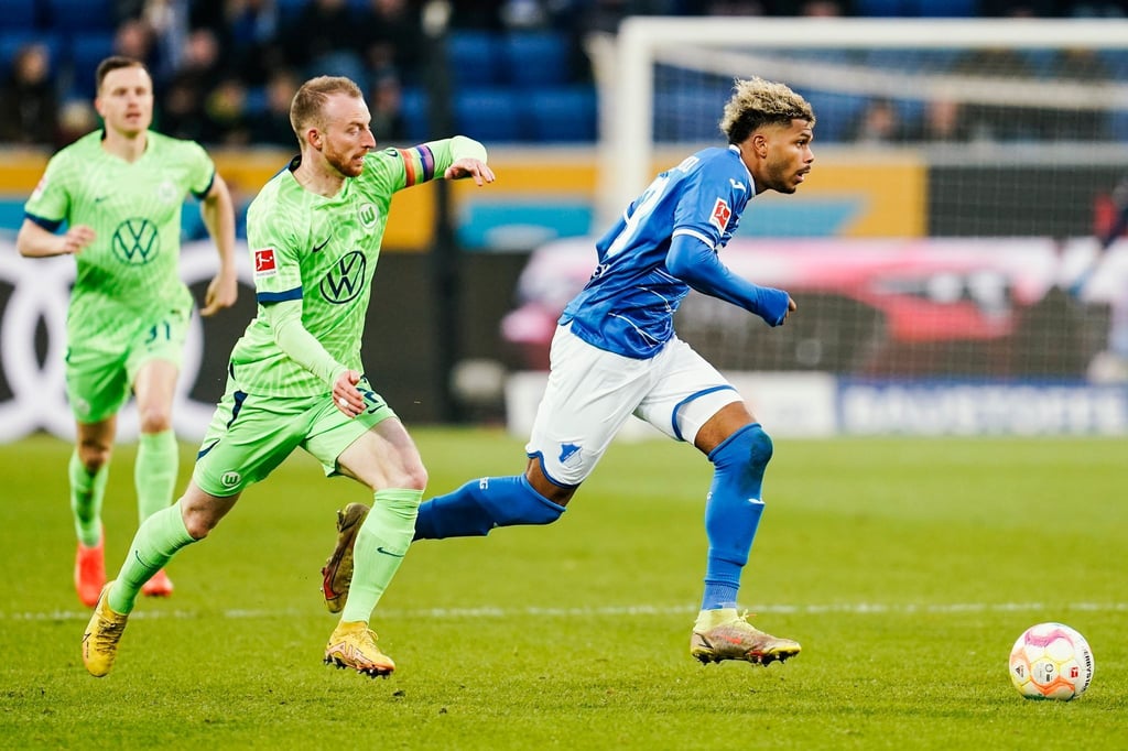 Musste den Schock, nicht mit nach Katar zu fahren, erst einmal verdauen: Wolfsburgs Maximilian Arnold (l).