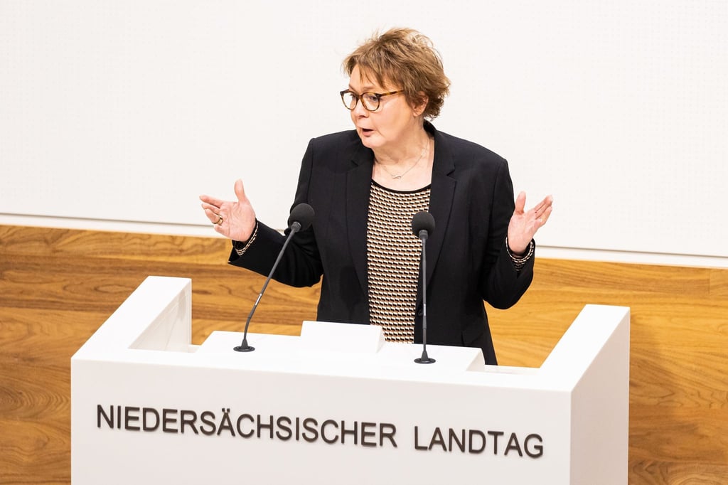 Die Gesundheitsministerin von Niedersachsen, Daniela Behrens (SPD), spricht im Plenarsaal des niedersächsischen Landtags.