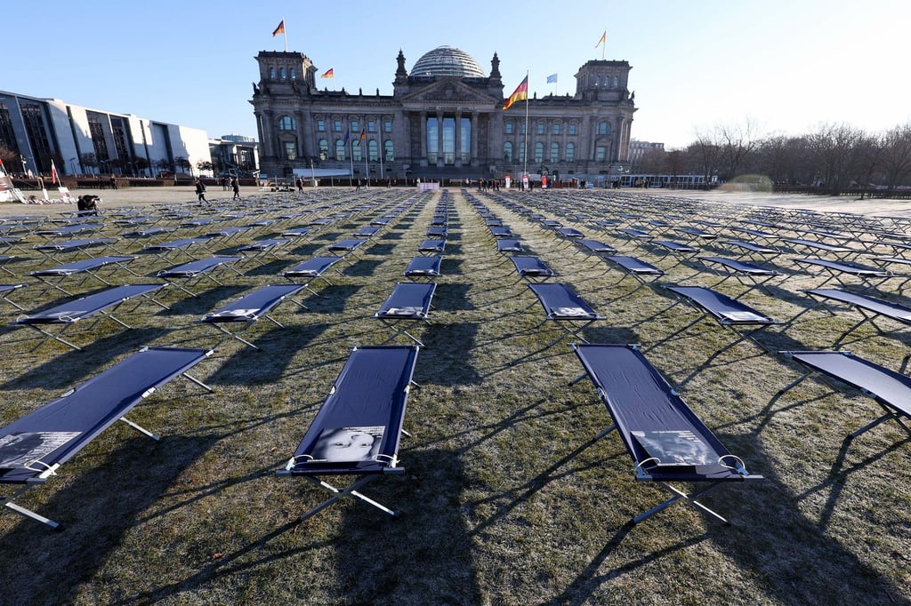 Bei einer Demonstration sind vor dem Reichstagsgebäude 400 Feldbetten aufgestellt worden.