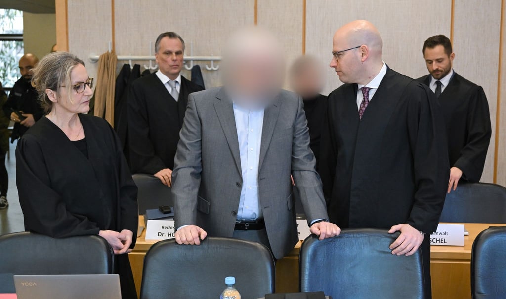Der wegen Bestechlichkeit angeklagte ehemalige Frankfurter Oberstaatsanwalt vor dem Prozessauftakt im Gerichtssaal des Landgerichts in Frankfurt.