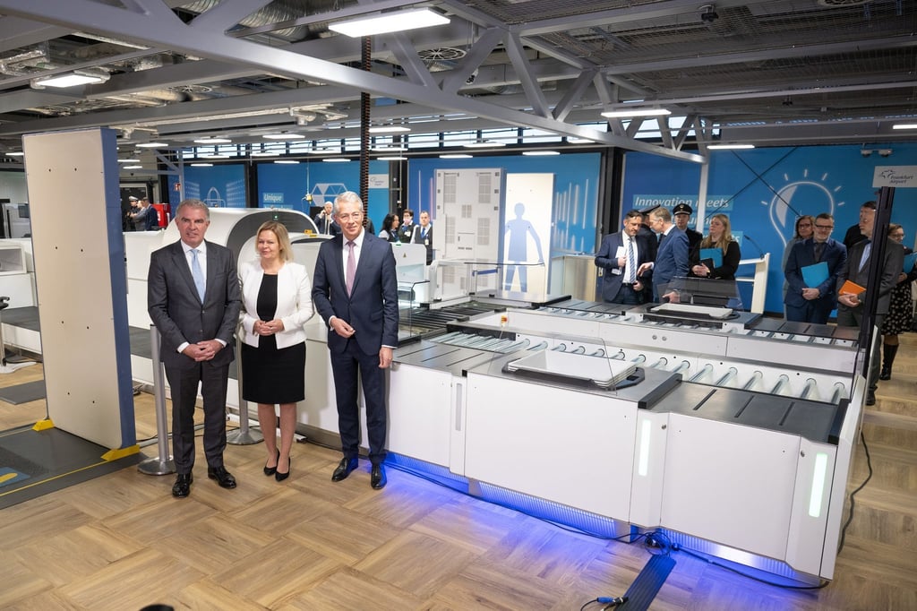 Lufthansa-Chef Carsten Spohr (l-r), Bundesinnenministerin Nancy Faeser (SPD) und Stefan Schulte, Vorstandsvorsitzender der Fraport AG, stellen die modernen CT-Scannern am Flughafen Frankfurt vor.