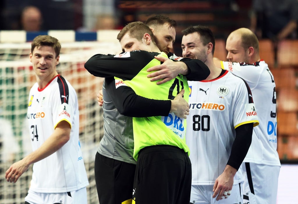 Die deutschen Handballer feiern den Sieg gegen Argentinien.