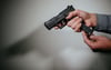 Ein Mann lädt eine Schreckschuss-Pistole «Walther P22» mit einem Magazin. (Symbolbild)