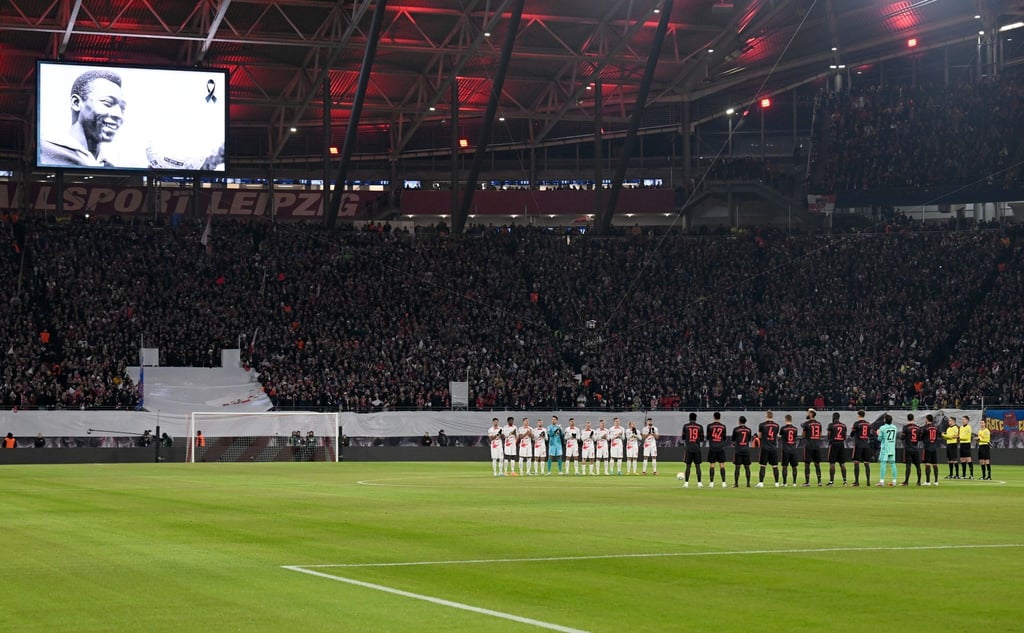 Sat.1 lockte mit dem Spiel RB Leipzig gegen Bayern München an die Bildschirme. Das Spiel begann mit einer Schweigeminute für den verstorbenen Pelé.