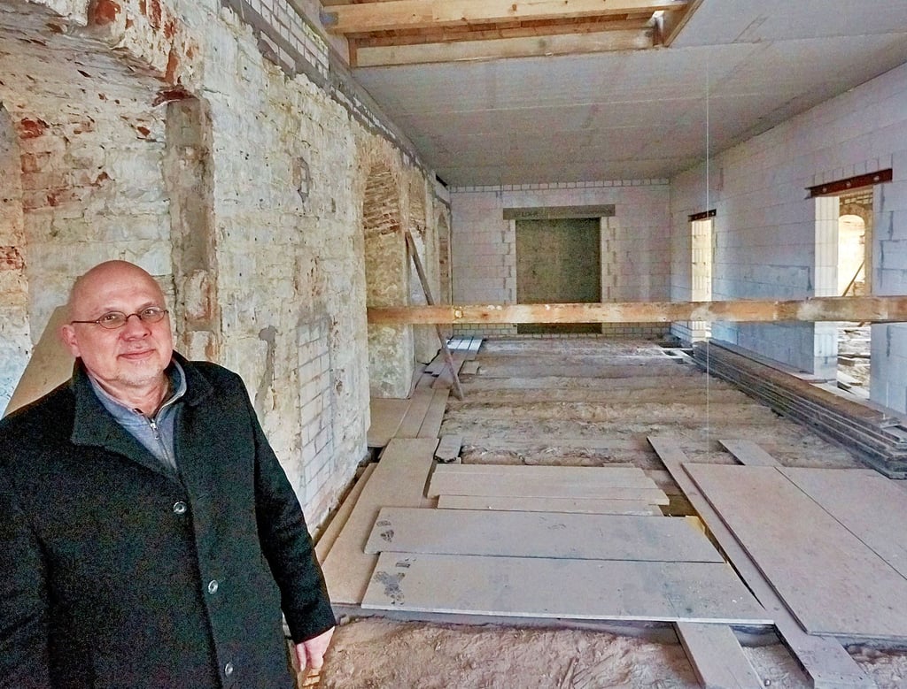 Holger Köhncke steht auf den Balken des herausgerissenen Bodens im zweiten Obergeschoss des Regierungsgebäudes in Bernburg. Der Hausschwamm hat sich in jeder Etage breit gemacht.
