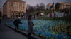 Eine Frau betrachtet ukrainische Flaggen, die zum Gedenken an die Gefallenen des Krieges in der Nähe des Maidan-Platzes im Zentrum von Kiew aufgestellt wurden.