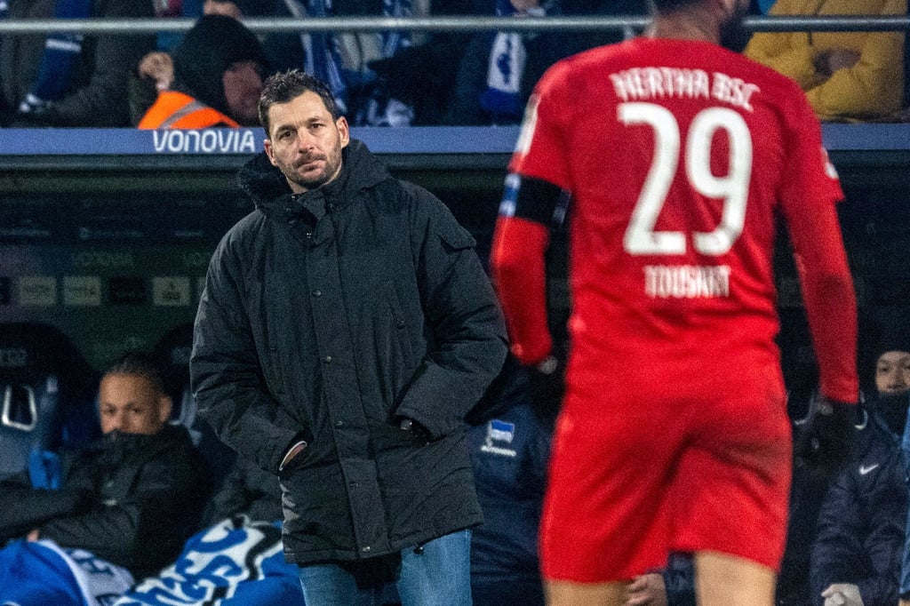 Berlins Trainer Sandro Schwarz schaut enttäuscht.