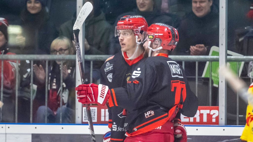 Jubel bei Tatu Vihavainen Halle und Thomas Merl von den Saale Bulls.