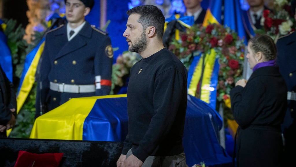 Präsident Wolodymyr Selenskyj nimmt in Kiew an der Trauerzeremonie zu Ehren der Verstorbenen des Hubschrauberabsturzes um Innenminister Monastyrskyj teil.
