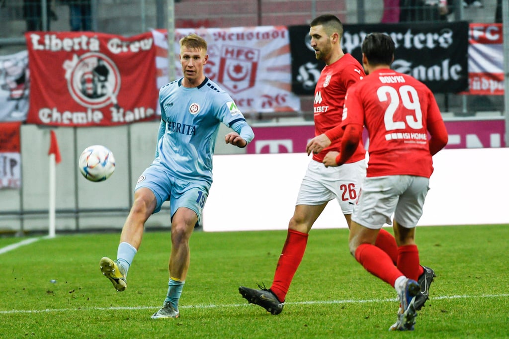 Wiesbadens Bjarke Jacobsen (l.) sah im Spiel gegen den HFC Gelb. Die Frage ist nur: Wie oft?