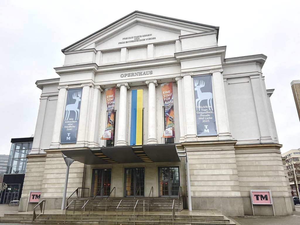 Am Universitätsplatz steht eins der bekanntesten Opernhäuser in Sachsen-Anhalt. Es hat eigene Ensembles für Musiktheater, Ballett, Konzert und Schauspiel.