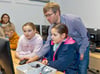 Lehrer Mathias Hildmann vom Geschwister-Scholl-Gymnasium erklärt Lotti (l.) und Larissa eine Roboter-Bauanleitung.