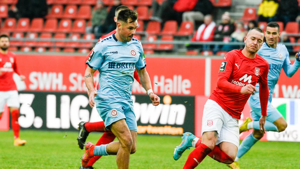 Wiesbadens Thijmen Goppel (l.) trifft in dieser Szene zum 2:0 gegen den HFC.