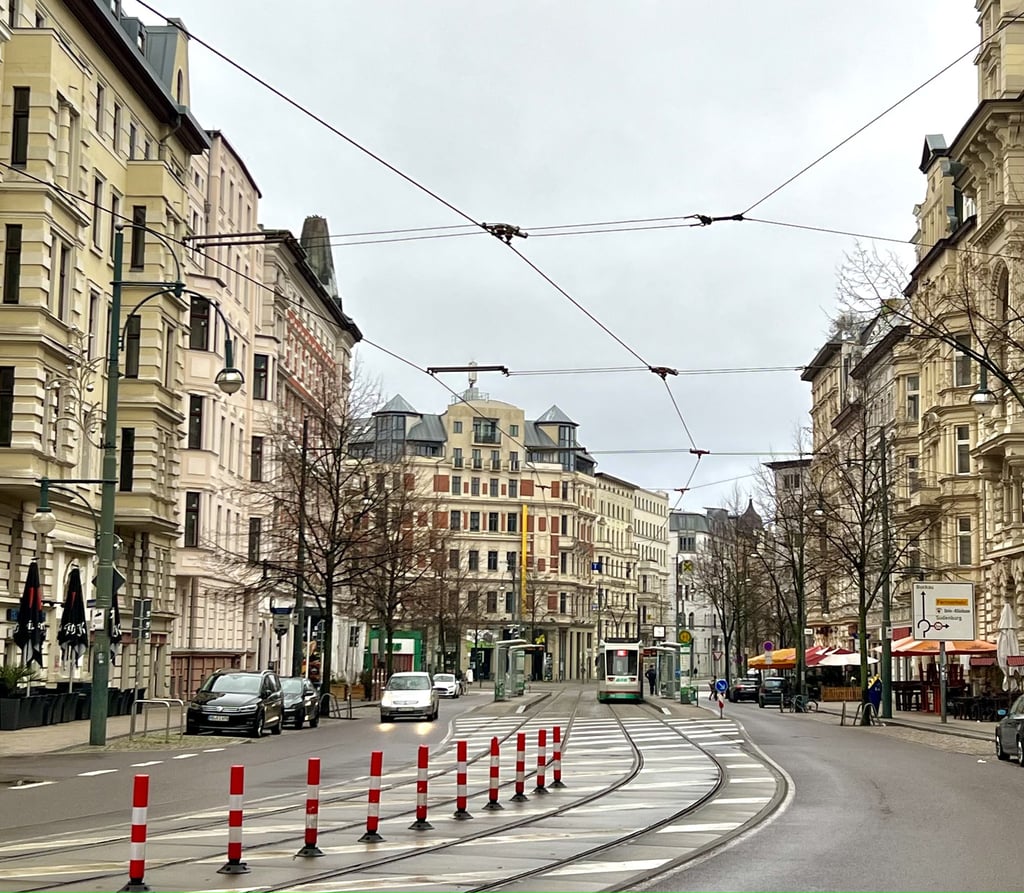 Der Hasselbachplatz liegt zentral im Altstadtviertel, die zahlreichen Cafés, Restaurants und Kneipen, die um den sternförmigen Platz liegen, sind Tag und Nacht beliebte Treffpunkte.