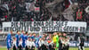 Fans von Eintracht Frankfurt zeigen ein Banner vor Anpfiff des Heimspiels gegen Schalke 04.