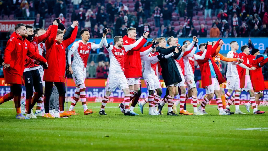 Die Kölner Spieler feiern das 7:1 mit den Fans.