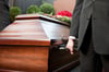 Die Energiekrise und Inflation machen auch vor dem Sterben nicht halt: Beerdigungen sind teurer geworden.