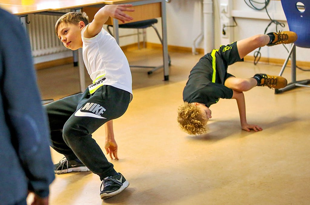 Tim (vorn) und Paul zeigen Interessierten Breakdance zum Mitmachen.