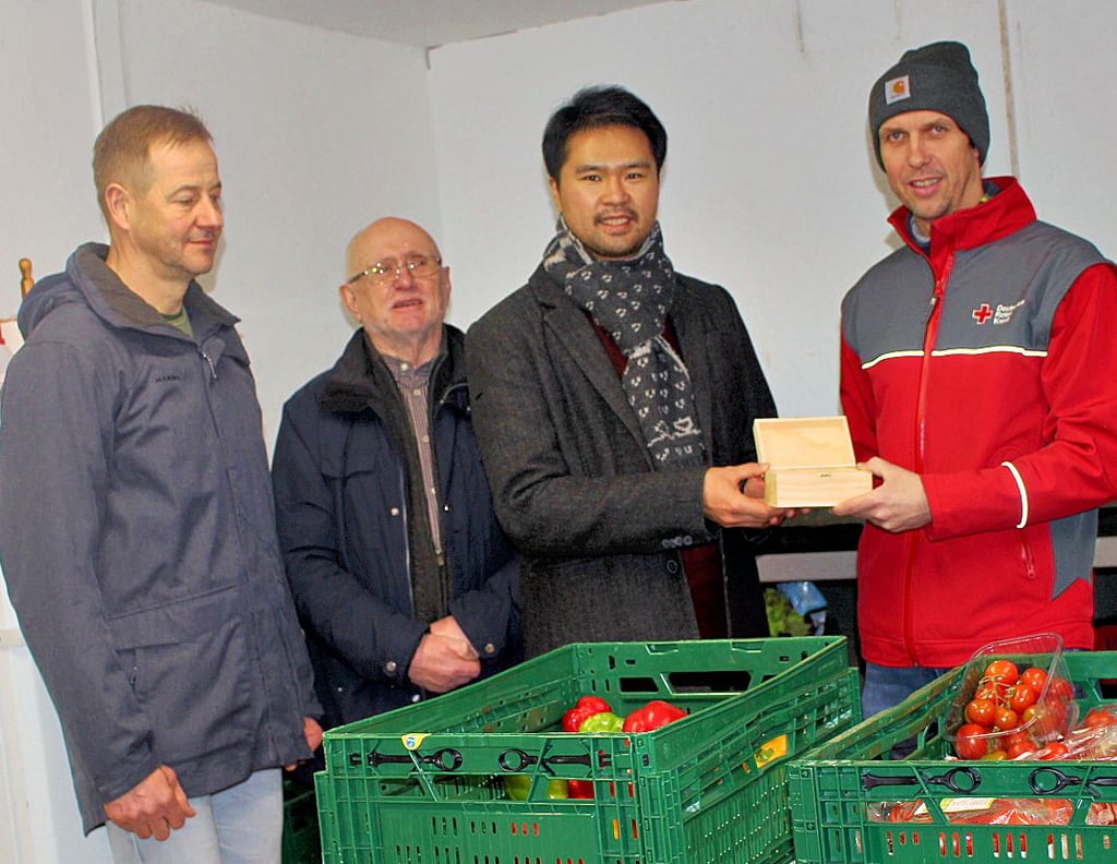 Stellvertretend für alle Akteure übergaben Jens Gildemeister, Eckart Römmer und Mooyeol Yang bei der Tafel die Schatulle mit den Spendengeldern an Sebastian Penke (von links).