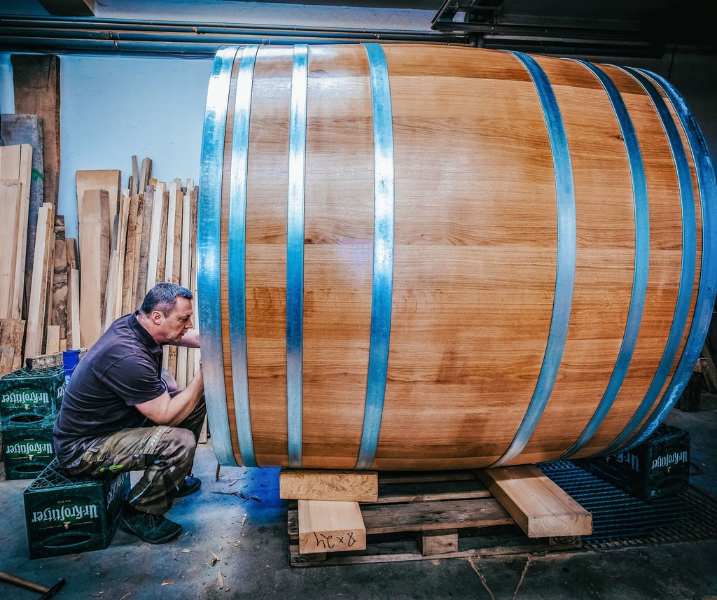 Letzte Handgriffe: Carsten Romberg arbeitet in seiner Werkstatt in Roßbach (Burgenlandkreis) an einem 2.000-Liter-Holzfass.