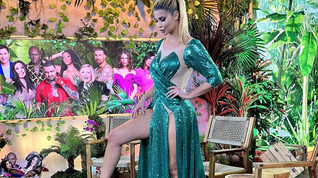 Das Nackt-Model Micaela Schäfer glänzt in einer grünen Traumrobe aus Magdeburg. Die Designerin, Carolin Goldmann, hat für Schäfers nächsten Auftritt bei einer Sondersendung zum Dschungelcamp am 23. Januar Foto: