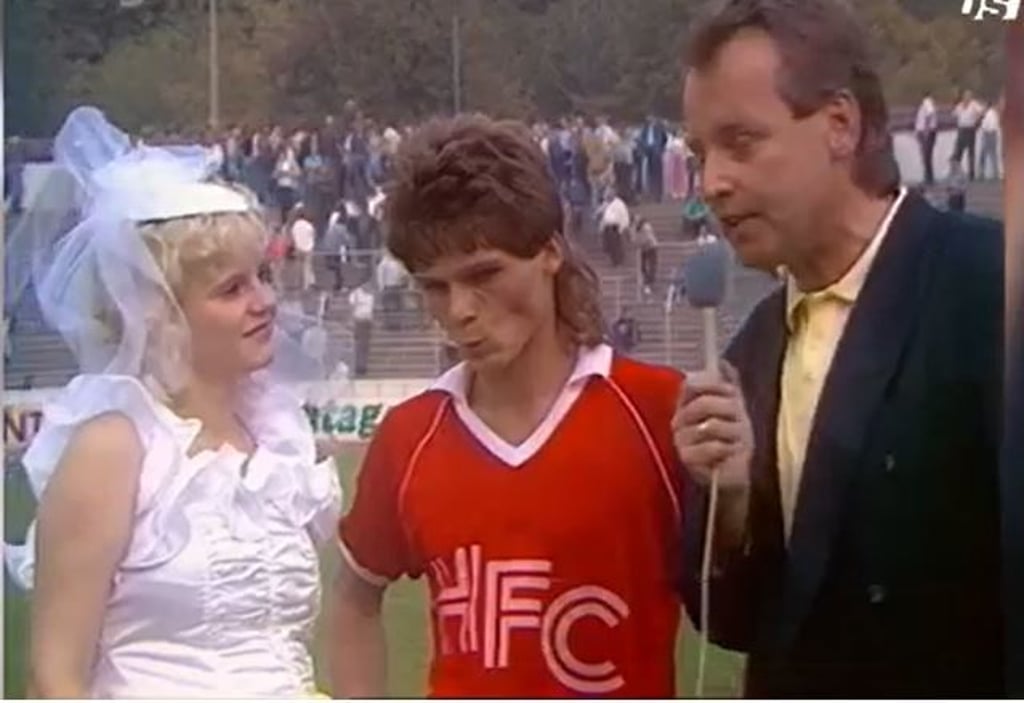 Steffi und Dariusz Wosz bei ihrer Hochzeit im Stadion.