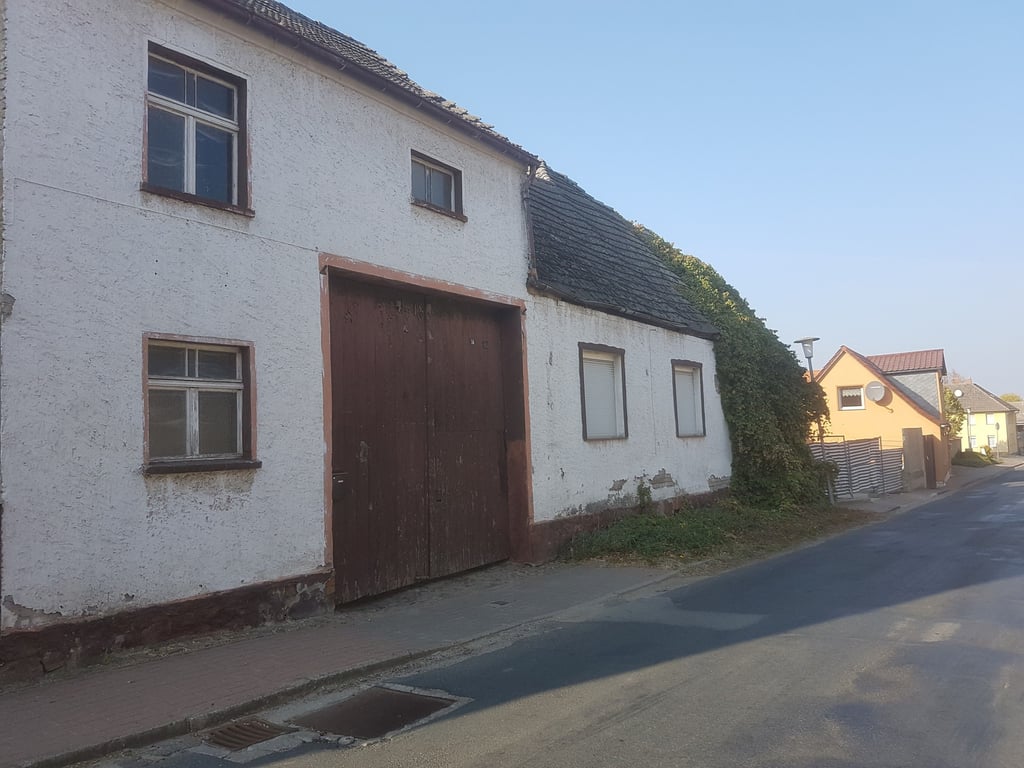 An der Holzhausener Straße in Lindstedt gibt es derzeit keinen Fuß- oder Radweg. Das möchte der Ortschaftsrat geändert haben.