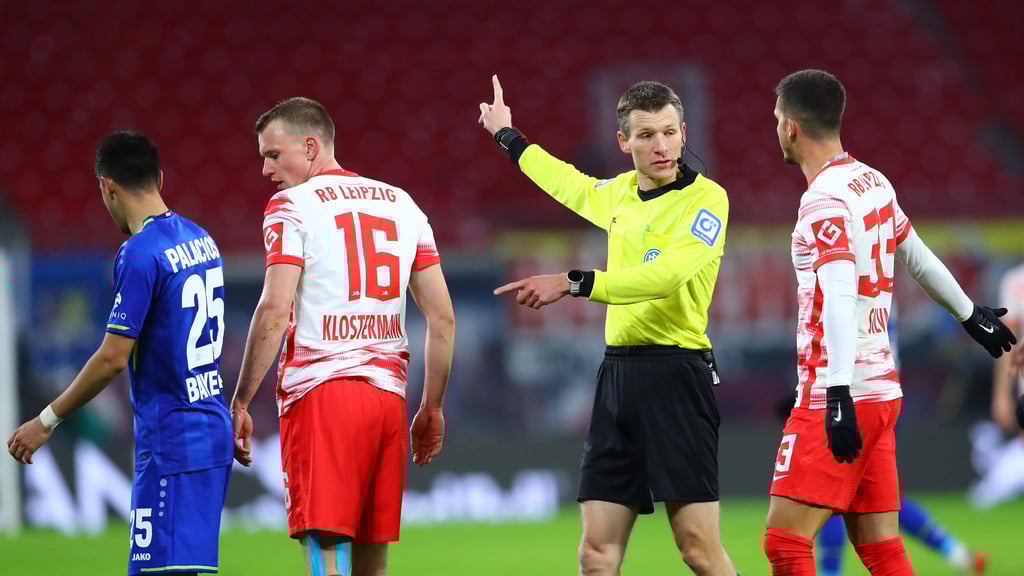 Benjamin Cortus pfiff RB Leipzig zuletzt in der Bundesliga bei der 1:3-Niederlage gegen Bayer Leverkusen 2021.