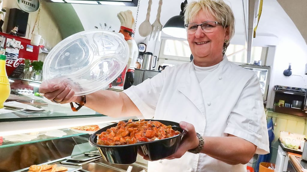 Bei Wirtin Andrea Gebhardt aus der Gaststätte „Zur Klemme“ in Sangerhausen sind Mehrwegverpackungen schon lange üblich.
