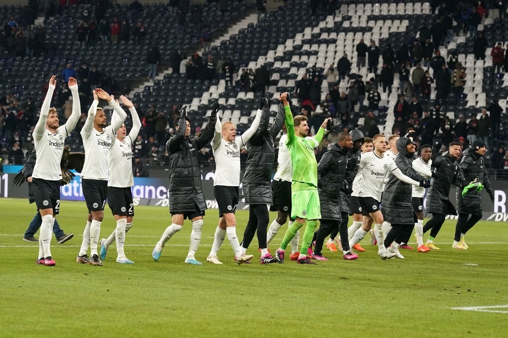 Eintracht Frankfurt ist nach dem 3:0-Sieg gegen den FC Schalke 04 der erste Bayern-Verfolger in der Liga.
