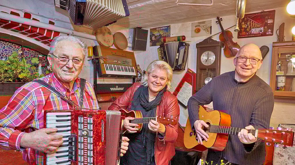 Das musikalische Trio „Die 3 aus der Pfarrei“ sind Günter Hoffmann (links) Bianca Gorys und Stefan Paproth. Sie sorgen mit bekannten Schlager- und Seemannslieder für gute Stimmung in der katholischen Gemeinde.