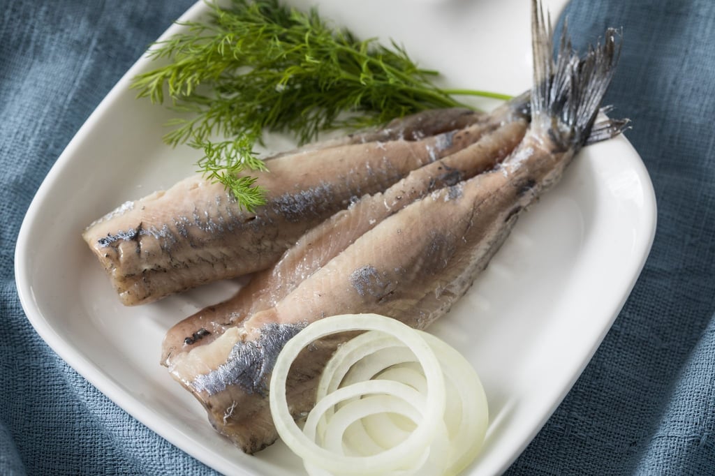 Der Hering für das Matjesfilet sollte aus dem Nordostatlantik, dem nordischen Bestand der Irischen See oder wenn aus der Ostsee, dann aus dem Golf von Riga stammen.