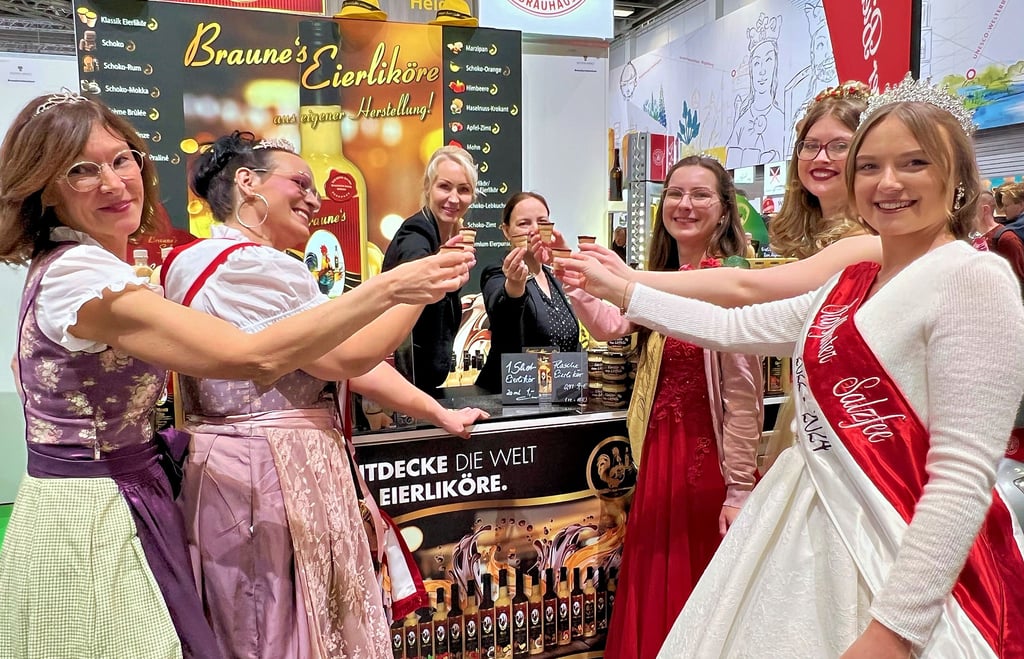 Die Staßfurter Salzfee Jenny (rechts) war auf Hoheitsbesuch bei der Grünen Woche in Berlin.