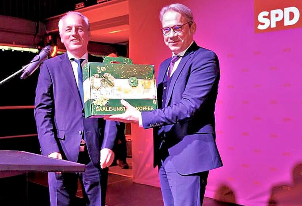 Gastredner auf SPD-Neujahrsempfang in Naumburg: Thüringens Innenminister Georg Maier. Landtagsabgeordneter Rüdiger Erben (l.) überreicht ihm einen „Saale-Unstrut-Koffer“.
