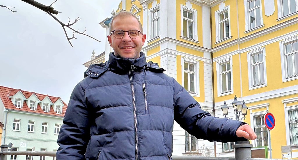 Burgs Bürgermeister Philipp Stark (parteilos) vor dem historischen Rathaus am Breiten Weg. Die Altstadt ist auch begehrtes Ziel von Touristen.