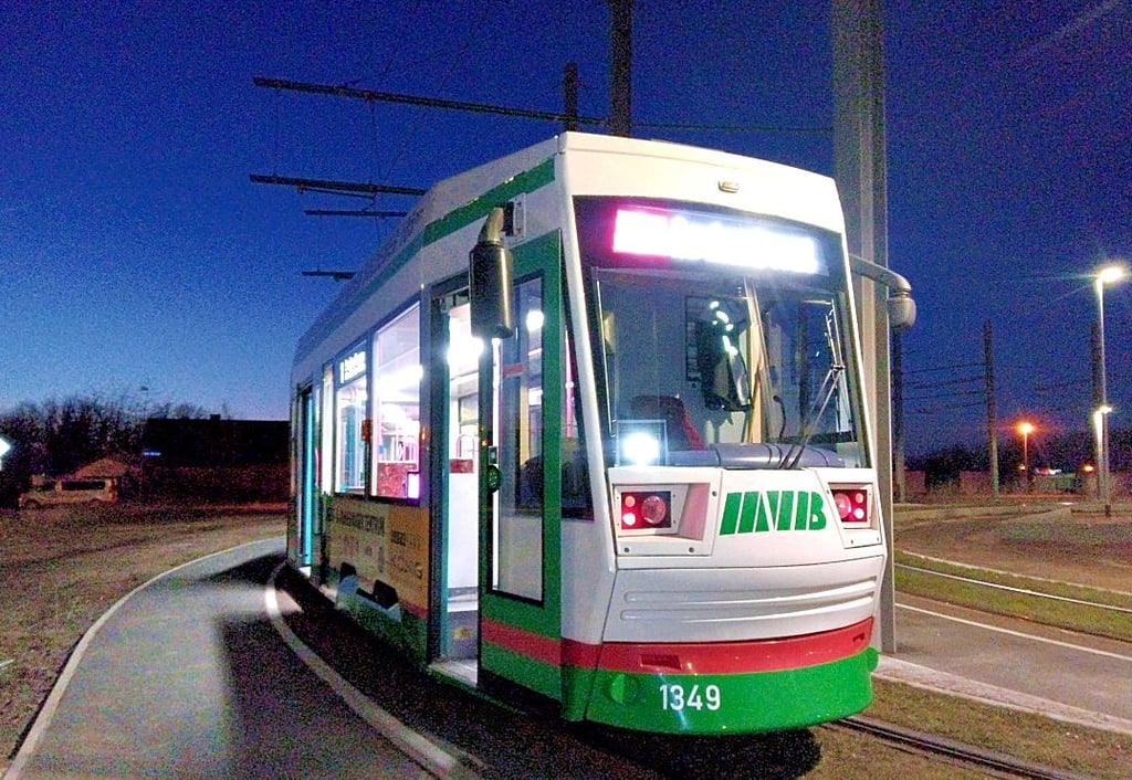 Eine Straßenbahn der Linie 1 wartet in der Wendeschleife im Kannenstieg. Seitdem diese Strecke freigegeben ist, wird der Streckenast zu Ikea nicht mehr mit der Bahn, sondern mit dem Bus bedient.
