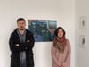 Stefan Milosavlijevic und Künstlerin Alica Khaet mit einem der Kunstwerke, welches sie kurz nach Kriegsbeginn anfertigte.