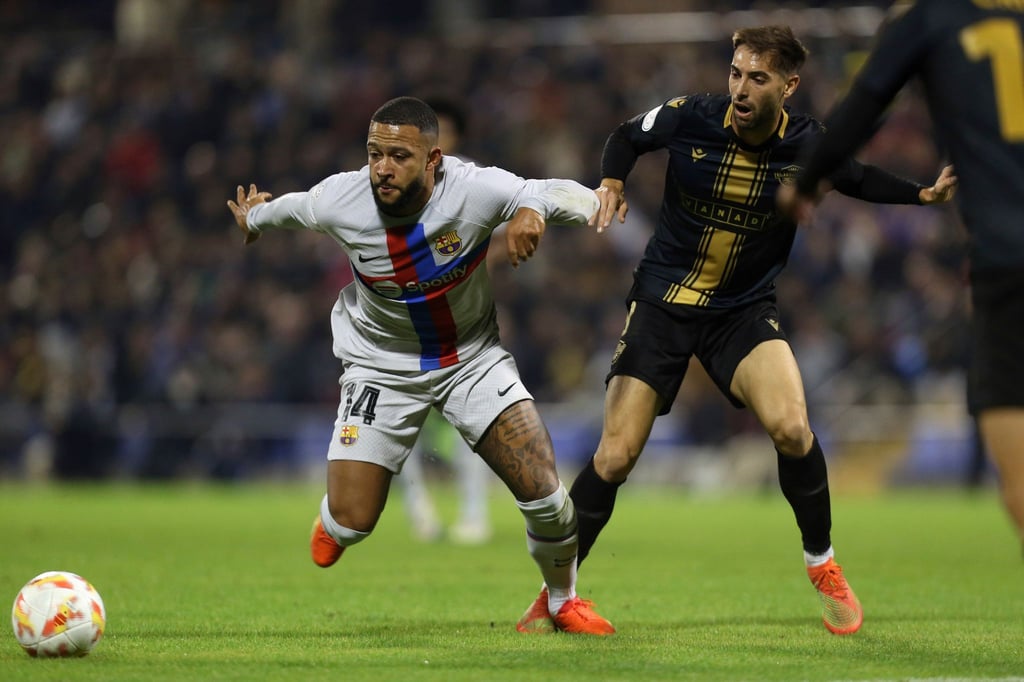Memphis Depay (l) wechselt vom FC Barcelona zu Atlético Madrid.