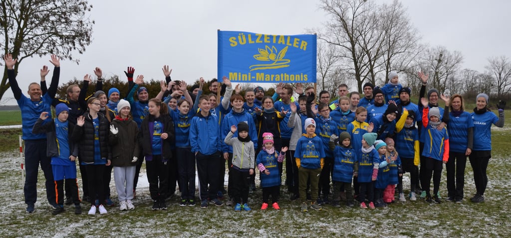 Über 60 Anmeldungen gab es für die beiden Läufe der Mini-Marathonis in Dodendorf am vergangenen Sonntag. Gestartet wurden am Sportplatz. Nach dem Gruppenfoto kam zunächst der Lauf über 400 Meter. Anschließend folgte der Lauf über 3,5 Kilometer und mehr.