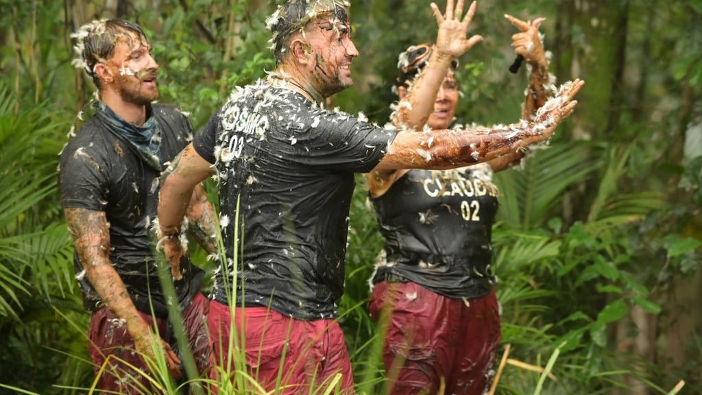 Gigi Birofio (l-r), Cosimo Citiolo und Claudia Effenberg bejubeln bei der Dschungelprüfung begeistert ihren Erfolg.