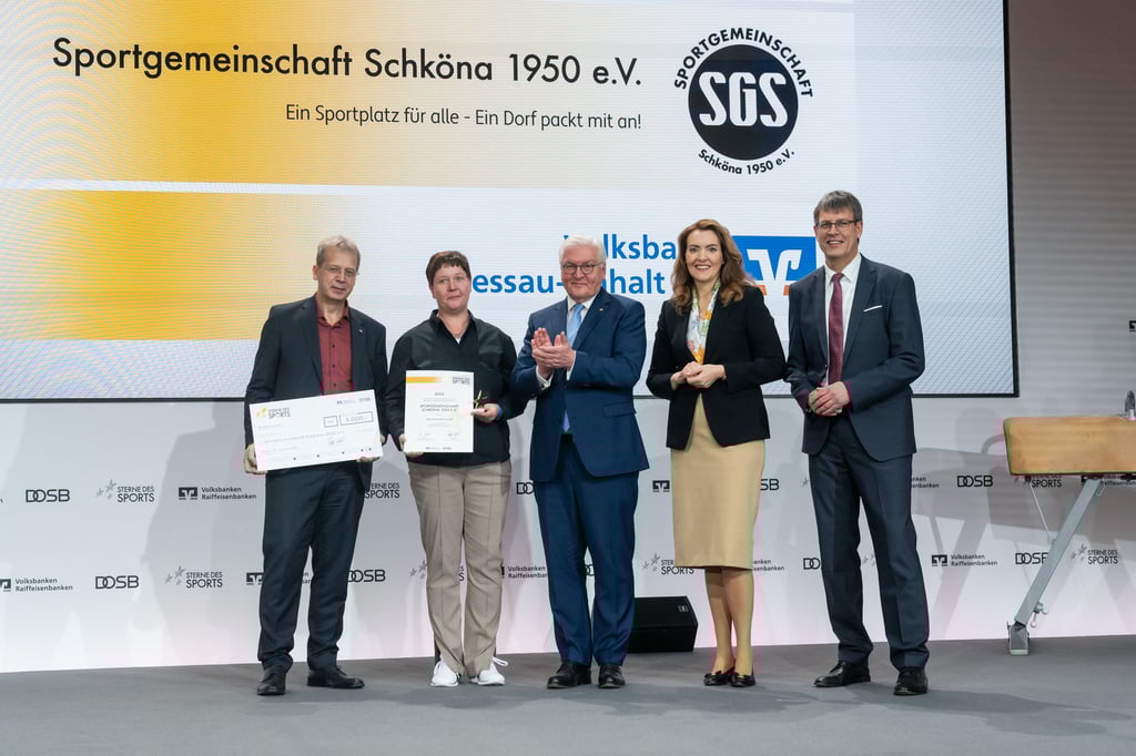 Ortsbürgermeisterin Katja Uhlig (2. von links) nahm am Montag in Berlin die Auszeichnung mit dem Vorstand der Volksbank Dessau-Anhalt, Ralf Butzke (links),entgegen. Bundespräsident Frank-Walter Steinmeier (Mitte) gratulierte gemeinsam mit Marija Kolak, Präsidentin des Bundesverbandes der Deutschen Volksbanken und Raiffeisenbanken und Thomas Weikert, Präsident des Deutschen Olympischen Sportbundes.