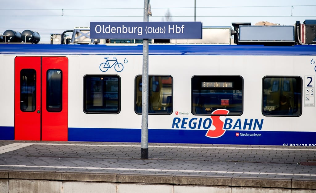 Eine Regio-S-Bahn hält an einem Bahnsteig im Hauptbahnhof Oldenburg.
